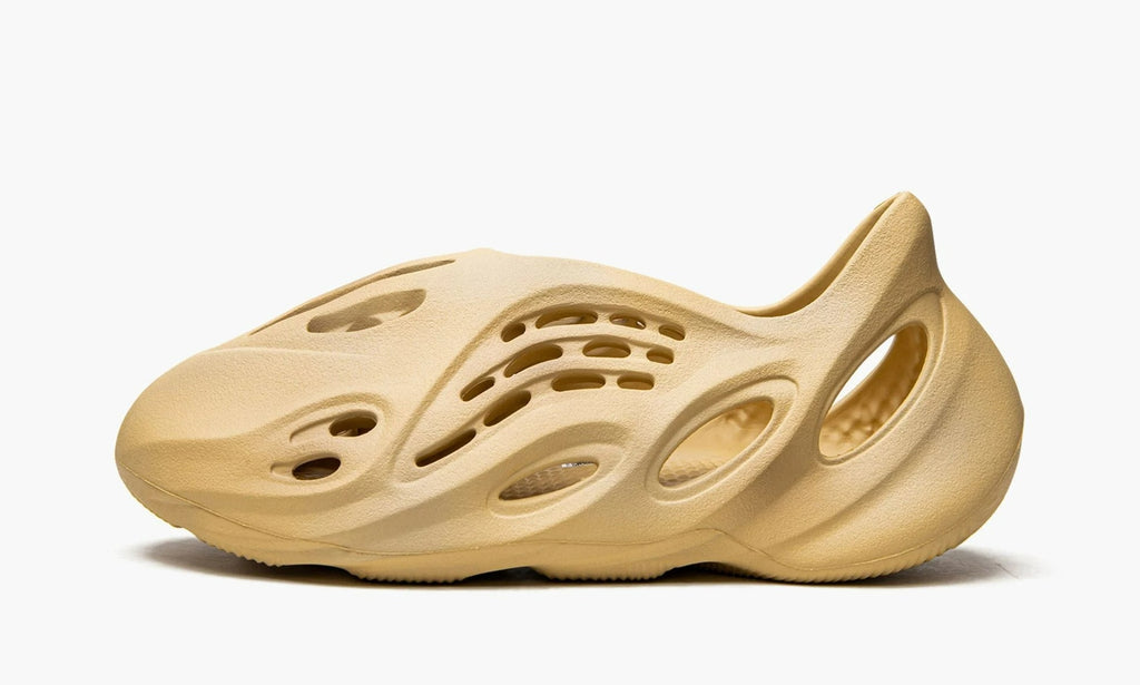 Yeezy Foam RNNR "Desert Sand" - GV6843 | Arcastore