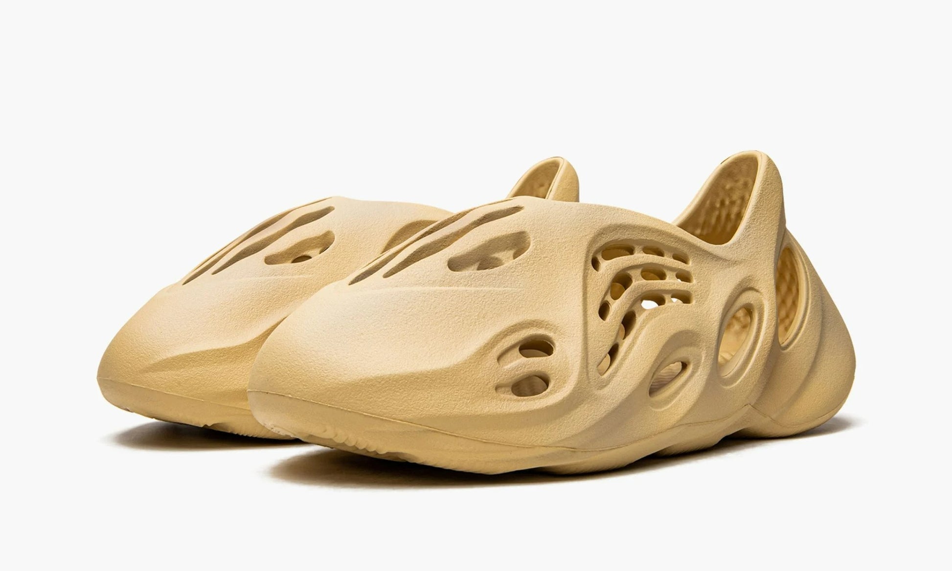 Yeezy Foam RNNR "Desert Sand" - GV6843 | Arcastore